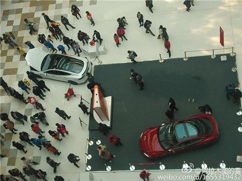 男童展台开走汽车冲入人群